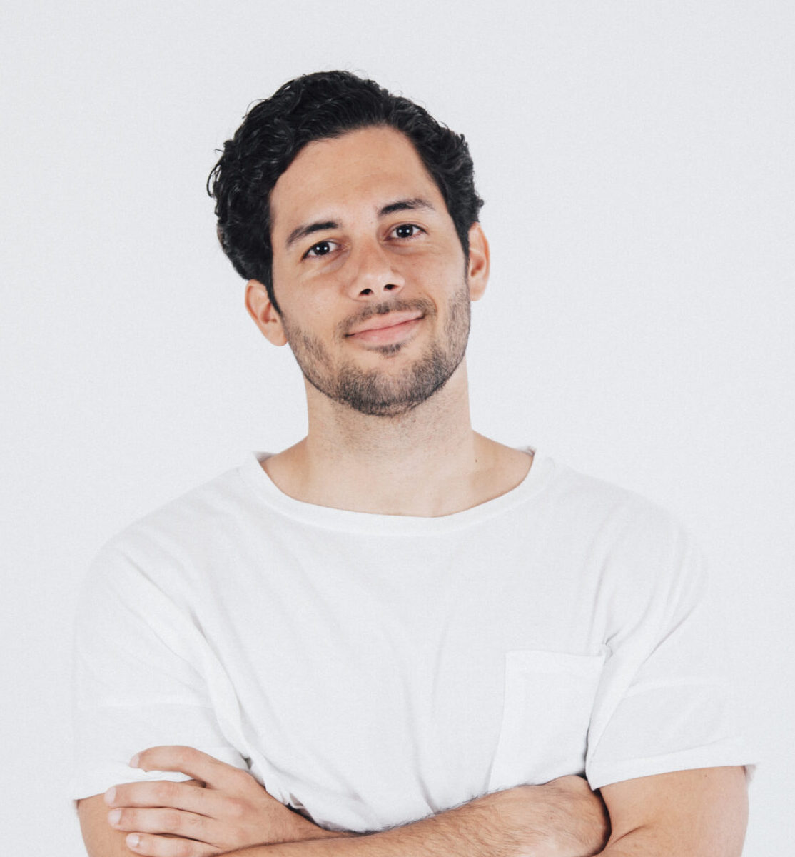 hombre joven con los brazos cruzados scaled e1749413464596